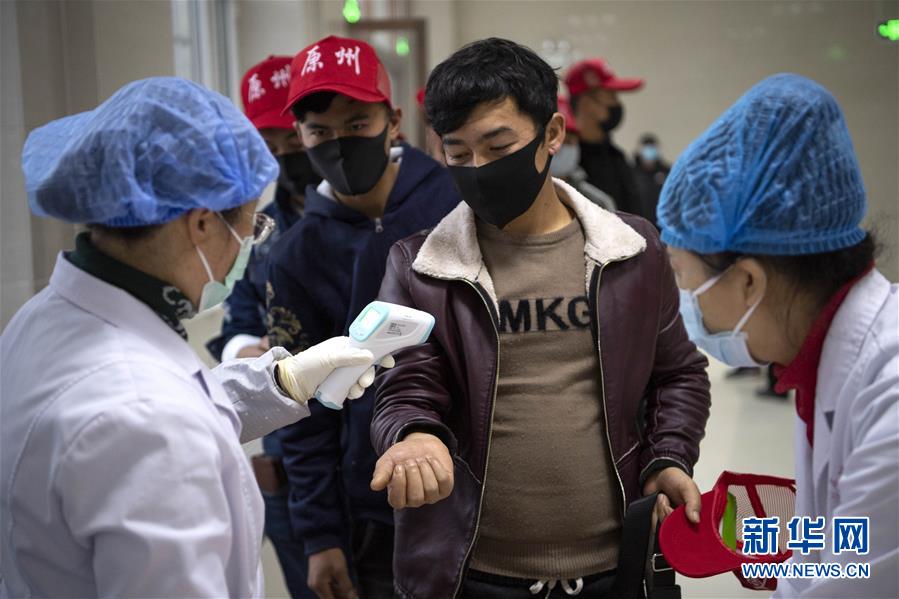 (在習(xí)近平新時(shí)代中國(guó)特色社會(huì)主義思想指引下——新時(shí)代新作為新篇章·習(xí)近平總書(shū)記關(guān)切事·圖文互動(dòng))(5)戰(zhàn)“疫”戰(zhàn)“貧”都要贏——脫貧攻堅(jiān)一線(xiàn)打響兩場(chǎng)硬仗