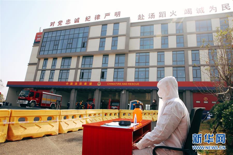 (新華全媒頭條)(6)“疫”線閃耀“火焰藍(lán)”——記奮戰(zhàn)湖北抗疫一線的消防救援隊(duì)伍