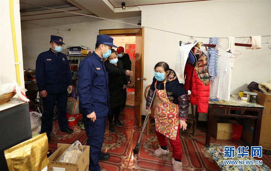 (新華全媒頭條)(11)“疫”線閃耀“火焰藍(lán)”——記奮戰(zhàn)湖北抗疫一線的消防救援隊(duì)伍