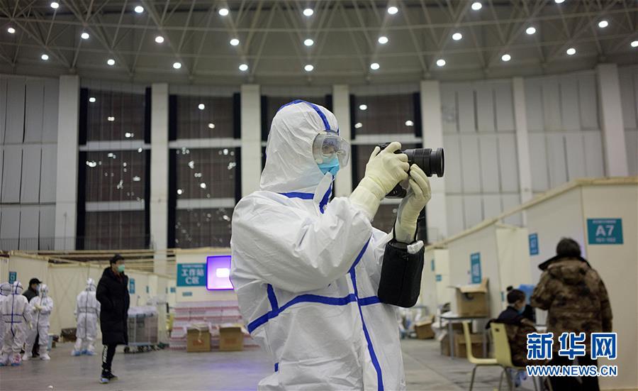 （一線抗疫群英譜&middot;特稿&middot;圖文互動(dòng)）（4）不畏艱險(xiǎn)，深入一線&mdash;&mdash;&ldquo;武漢保衛(wèi)戰(zhàn)&rdquo;一線新聞工作者素描