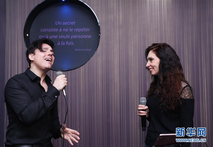 （國際&middot;圖文互動）（2）通訊：手牽手，我們共同驅(qū)散陰霾&mdash;&mdash;法國音樂人創(chuàng)作抗疫歌曲背后的故事