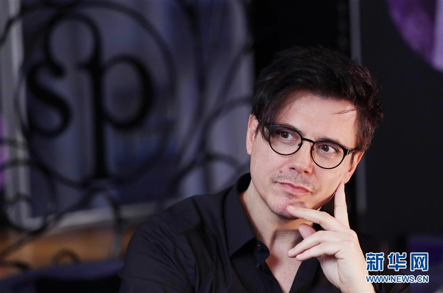 （國際&middot;圖文互動）（3）通訊：手牽手，我們共同驅(qū)散陰霾&mdash;&mdash;法國音樂人創(chuàng)作抗疫歌曲背后的故事