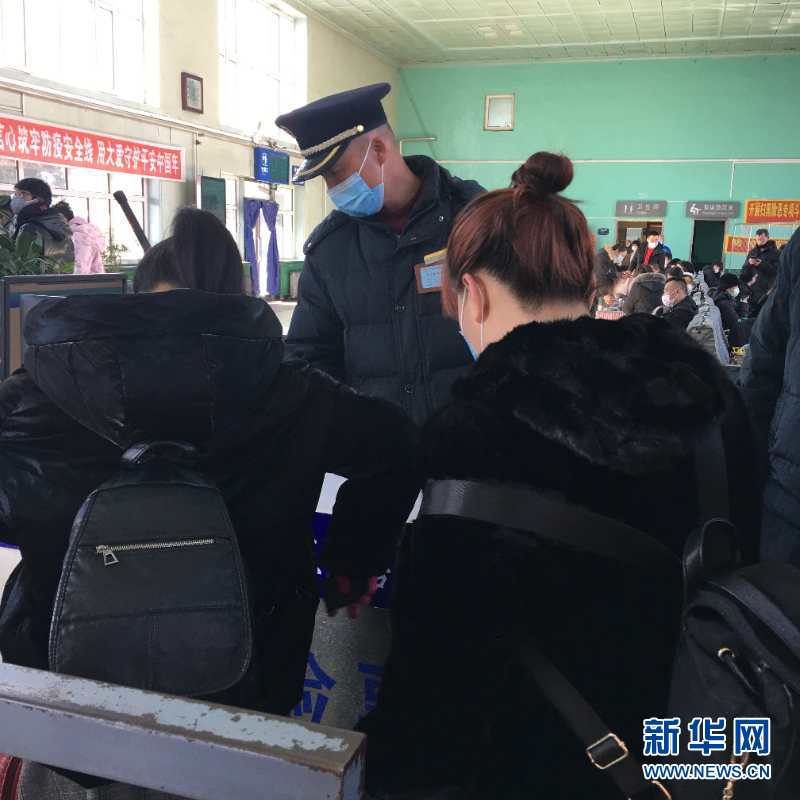（新華網(wǎng)&middot;圖文互動(dòng)）（2）疫情下，小站鐵路安檢員收獲10多萬(wàn)粉絲