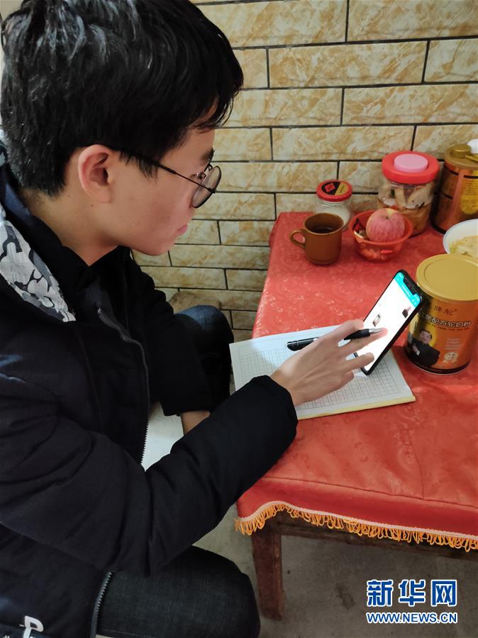 （新華網(wǎng)&middot;圖文互動(dòng)）（1）為&ldquo;逆行者&rdquo;后方護(hù)航，這些大學(xué)生的假期不一般