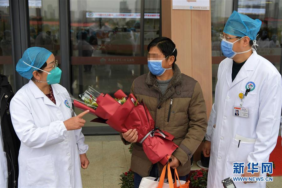 (在習(xí)近平新時(shí)代中國(guó)特色社會(huì)主義思想指引下——新時(shí)代新作為新篇章·習(xí)近平總書記關(guān)切事·圖文互動(dòng))(10)口罩擋不住你的美——戰(zhàn)“疫”一線巾幗掠影