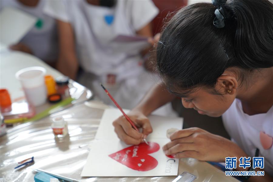 (國(guó)際·圖文互動(dòng))(1)通訊:“愛心是我們抗擊疾病最強(qiáng)的力量”——記斯里蘭卡德薇女子學(xué)校師生收到彭麗媛復(fù)信