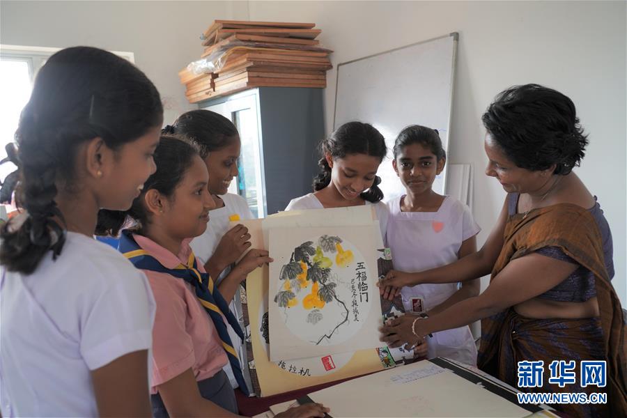 (國(guó)際·圖文互動(dòng))(3)通訊:“愛心是我們抗擊疾病最強(qiáng)的力量”——記斯里蘭卡德薇女子學(xué)校師生收到彭麗媛復(fù)信