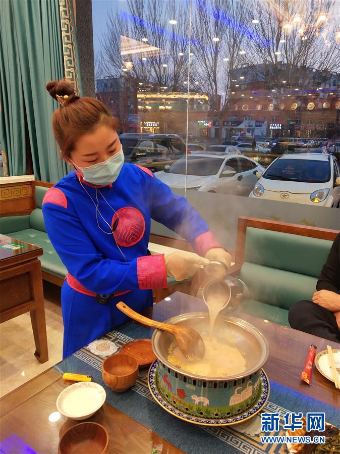 （圖文互動(dòng)）（2）特寫：限人數(shù)、分餐吃、用公筷&mdash;&mdash;偏遠(yuǎn)小城&ldquo;吃飯&rdquo;見聞