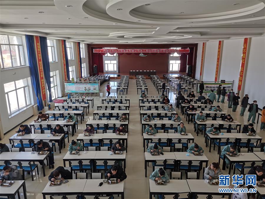 （圖文互動(dòng)）（3）特寫：限人數(shù)、分餐吃、用公筷&mdash;&mdash;偏遠(yuǎn)小城&ldquo;吃飯&rdquo;見聞