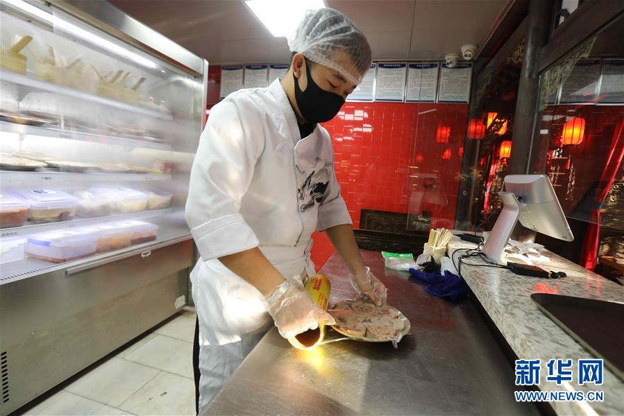 （圖文互動(dòng)）（4）特寫：限人數(shù)、分餐吃、用公筷&mdash;&mdash;偏遠(yuǎn)小城&ldquo;吃飯&rdquo;見聞