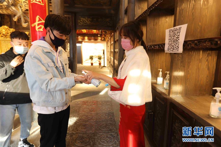 （圖文互動(dòng)）（5）特寫：限人數(shù)、分餐吃、用公筷&mdash;&mdash;偏遠(yuǎn)小城&ldquo;吃飯&rdquo;見聞