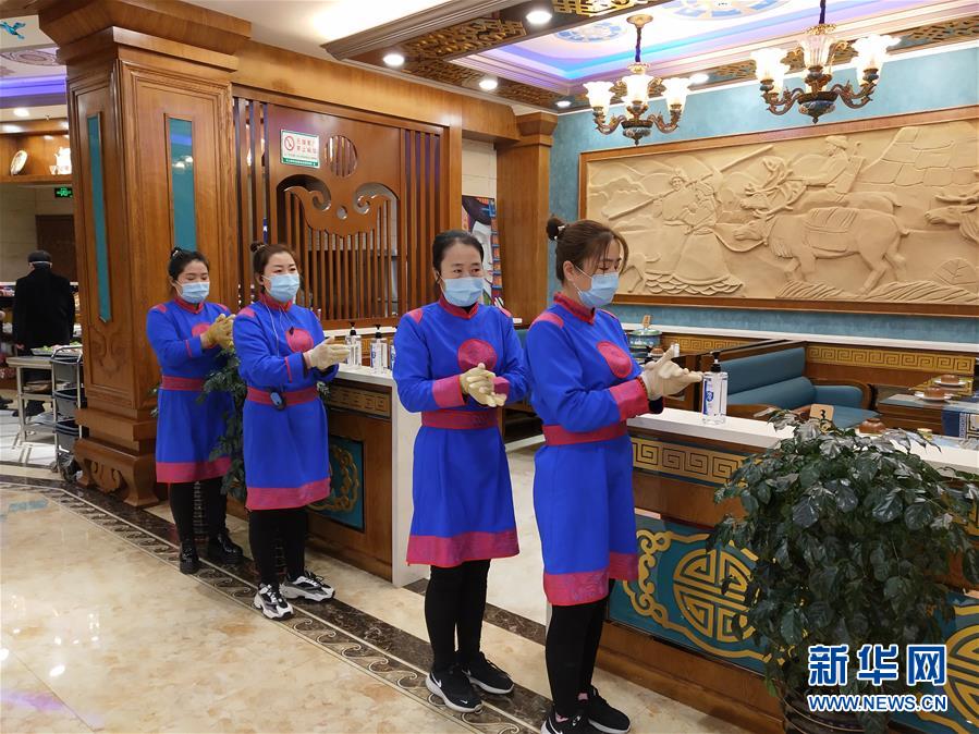 （圖文互動(dòng)）（6）特寫：限人數(shù)、分餐吃、用公筷&mdash;&mdash;偏遠(yuǎn)小城&ldquo;吃飯&rdquo;見聞