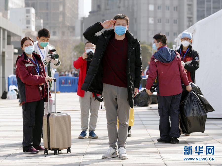 (聚焦疫情防控)(6)武昌方艙醫(yī)院最后一批痊愈病人出艙