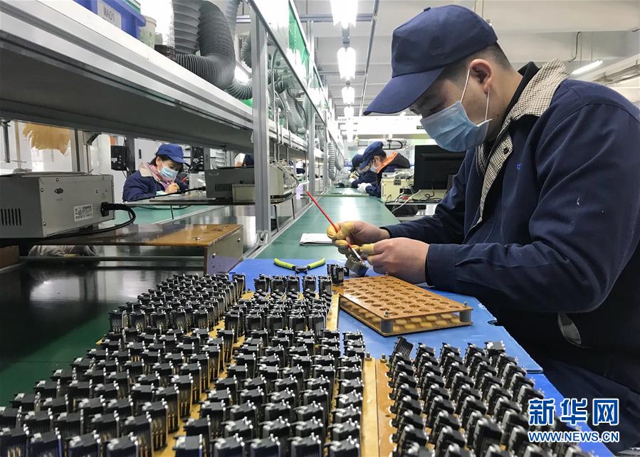 （在習(xí)近平新時(shí)代中國特色社會(huì)主義思想指引下&mdash;&mdash;新時(shí)代新作為新篇章&middot;習(xí)近平總書記關(guān)切事&middot;圖文互動(dòng)）（1）精準(zhǔn)發(fā)力抓統(tǒng)籌&mdash;&mdash;各地落實(shí)&ldquo;分區(qū)分級(jí)&rdquo;有序恢復(fù)生產(chǎn)生活