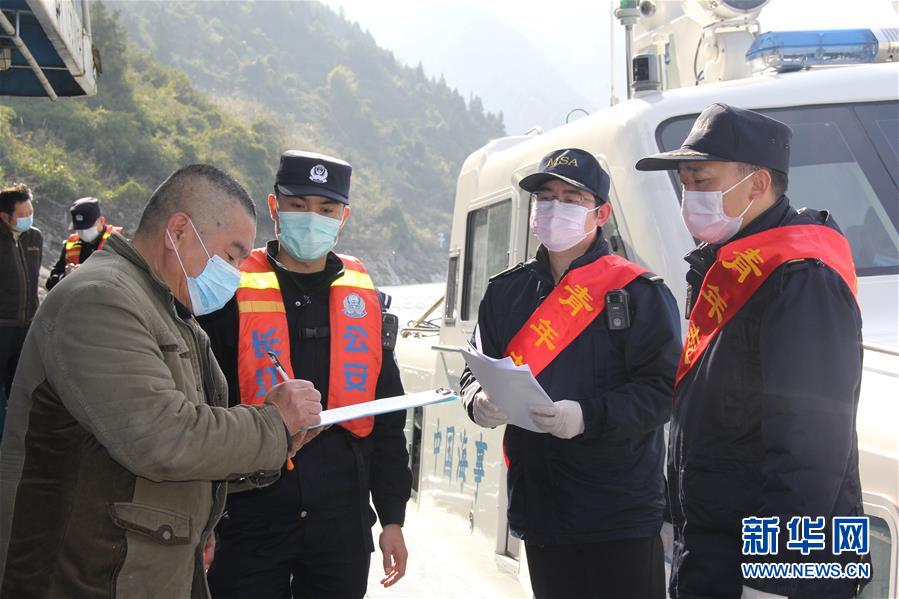 (聚焦疫情防控·圖文互動)(2)長江入湖北第一關(guān)的“疫”線守門員