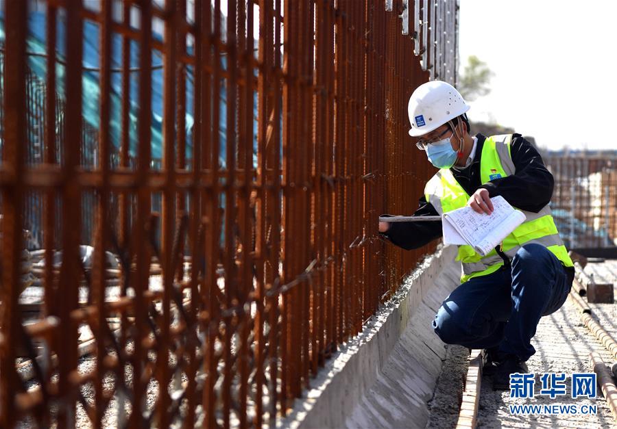 （一線抗疫群英譜&middot;圖文互動）（5）和時間搶生命&mdash;&mdash;記鄭州岐伯山醫(yī)院&ldquo;90后&rdquo;參建者梁少智