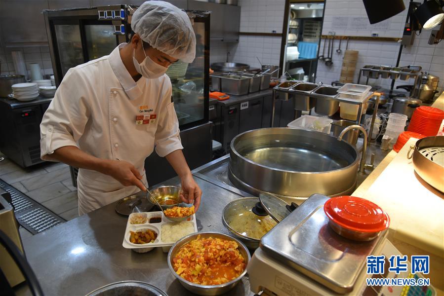 （聚焦復(fù)工復(fù)產(chǎn)&middot;圖文互動(dòng)）（5）觸網(wǎng)接單、開發(fā)簡(jiǎn)餐、直播賣貨&mdash;&mdash;餐企換招自救