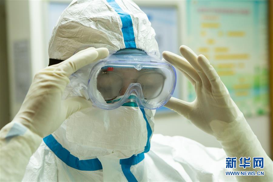 (一線抗疫群英譜·圖文互動)(2)“盡己所能守護生命”——廣東江門“90后”新婚夫妻齊赴戰(zhàn)“疫”一線