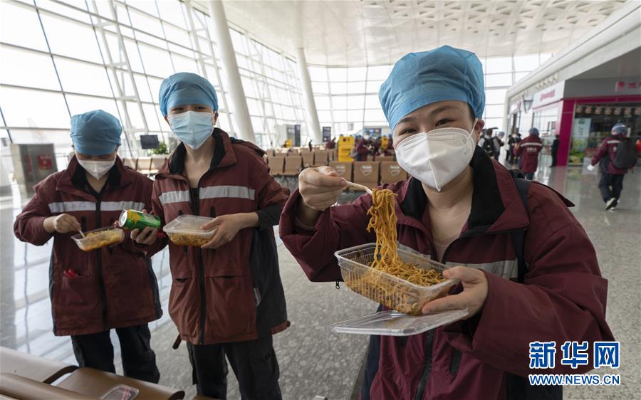 （新華全媒頭條&middot;圖文互動）（13）最美逆行者，武漢永遠記得你！&mdash;&mdash;首批援鄂醫(yī)療隊返程紀(jì)實