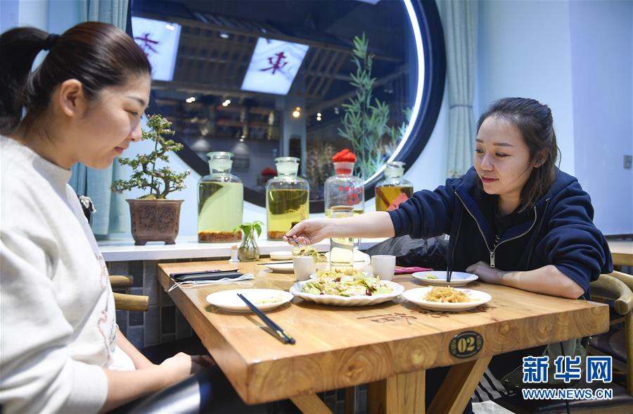 (圖文互動)(4)東北“大盤菜”與“公勺公筷”攜手同行