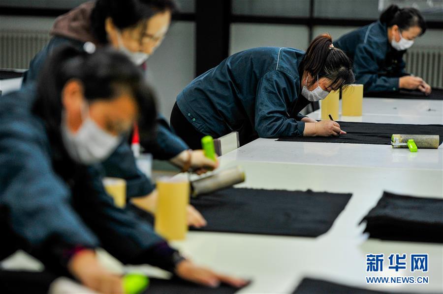 （在習近平新時代中國特色社會主義思想指引下&mdash;&mdash;新時代新作為新篇章&middot;習近平總書記關切事&middot;圖文互動）（7）穩(wěn)住千家萬戶的&ldquo;飯碗&rdquo;&mdash;&mdash;各地積極穩(wěn)就業(yè)化解疫情影響