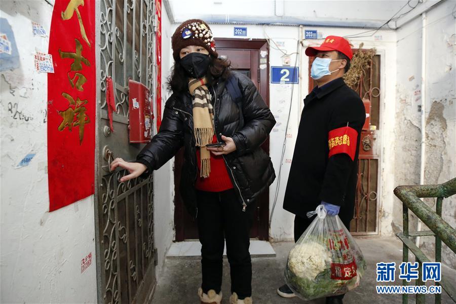 （習(xí)近平致敬的戰(zhàn)&ldquo;疫&rdquo;英雄&middot;社區(qū)工作者篇&middot;圖文互動）（6）他們，堅守一線戰(zhàn)風(fēng)雨