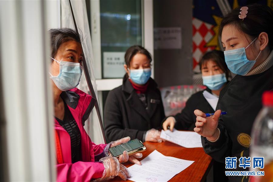 （習(xí)近平致敬的戰(zhàn)&ldquo;疫&rdquo;英雄&middot;社區(qū)工作者篇&middot;圖文互動）（7）他們，堅守一線戰(zhàn)風(fēng)雨