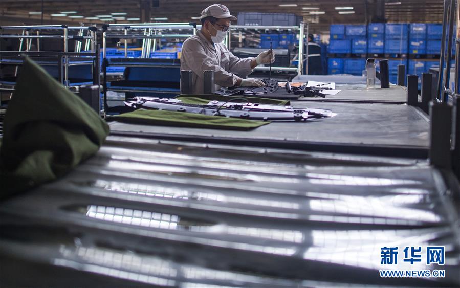 (新華全媒頭條·圖文互動(dòng))(18)在艱難中重啟 在陣痛中復(fù)蘇——湖北推動(dòng)安全有序復(fù)工復(fù)產(chǎn)掃描