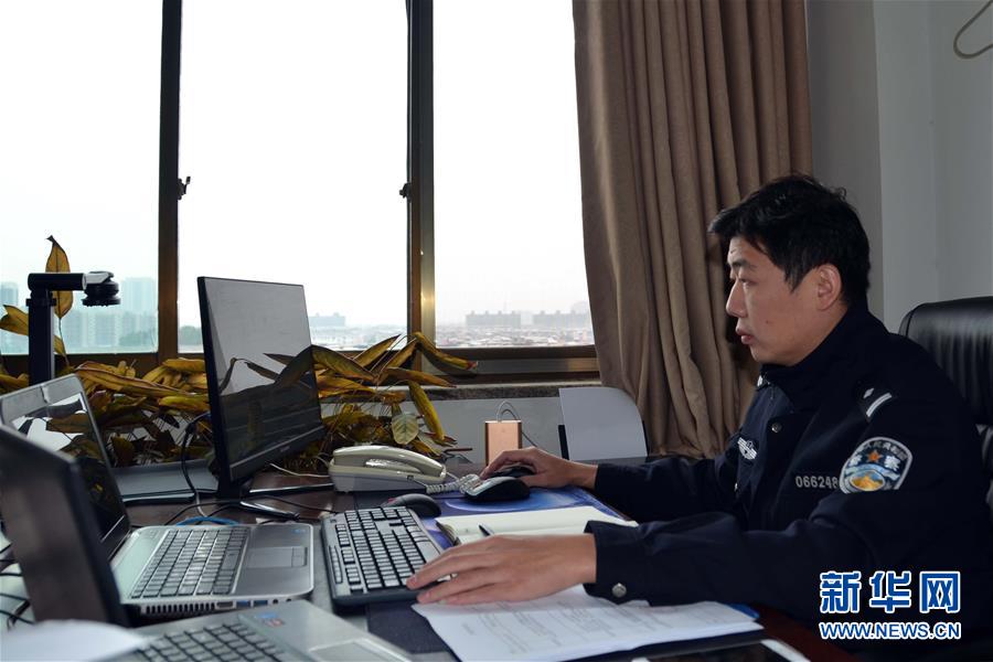 （習(xí)近平致敬的戰(zhàn)&ldquo;疫&rdquo;英雄&middot;公安干警篇&middot;圖文互動）（8）他們，抗疫一線鑄警魂