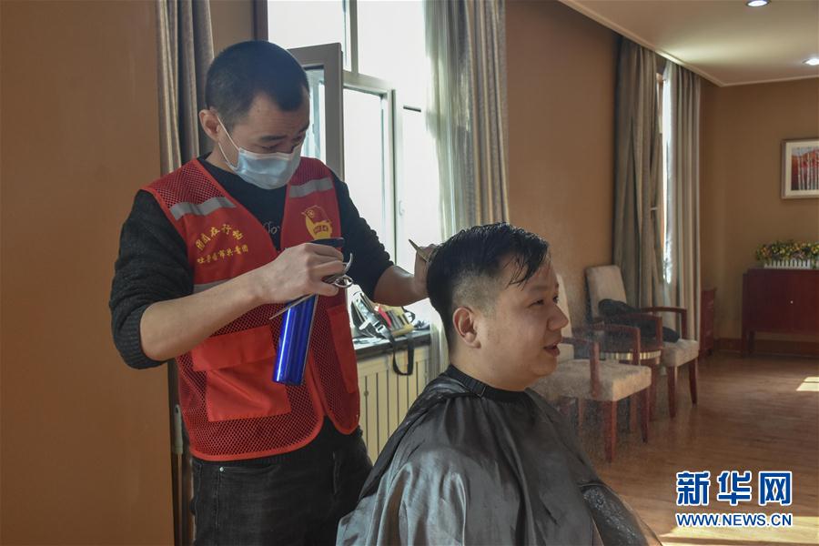 （一線抗疫群英譜&middot;圖文互動(dòng)）（1）&ldquo;小小發(fā)屋&rdquo;溢真情&mdash;&mdash;新疆&ldquo;90后&rdquo;義務(wù)理發(fā)師馬國(guó)仁的故事