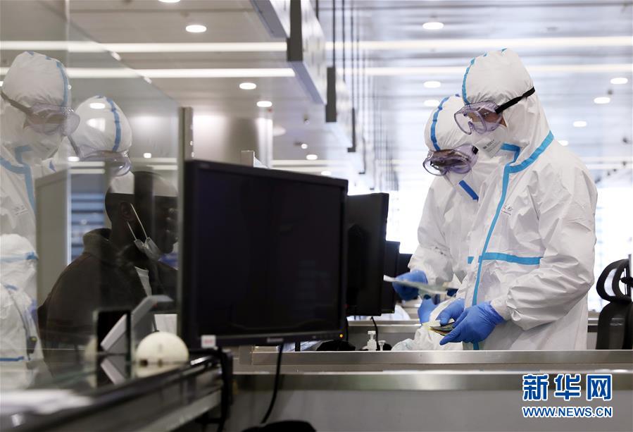 (聚焦疫情防控·圖文互動)(4)用青春筑牢防疫“長城”——上海青年突擊隊嚴(yán)守浦東國際機(jī)場第一線