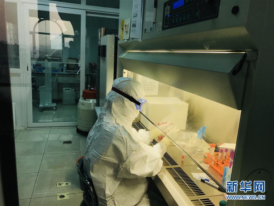 （習(xí)近平致敬的戰(zhàn)&ldquo;疫&rdquo;英雄&middot;科技工作者篇&middot;圖文互動(dòng)）（3）他們，爭(zhēng)分奪秒與病魔較量