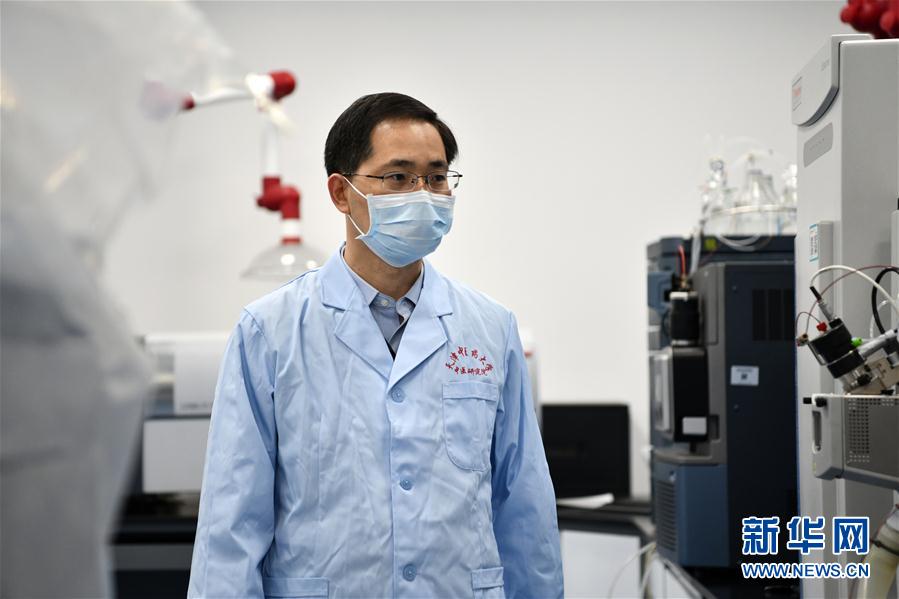 （習(xí)近平致敬的戰(zhàn)&ldquo;疫&rdquo;英雄&middot;科技工作者篇&middot;圖文互動(dòng)）（6）他們，爭(zhēng)分奪秒與病魔較量