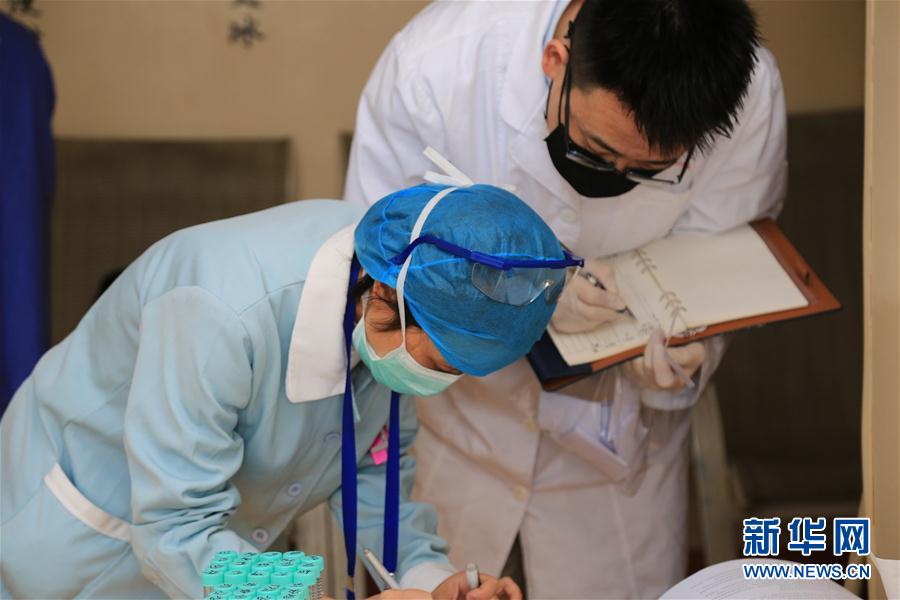 （習(xí)近平致敬的戰(zhàn)&ldquo;疫&rdquo;英雄&middot;科技工作者篇&middot;圖文互動(dòng)）（8）他們，爭(zhēng)分奪秒與病魔較量