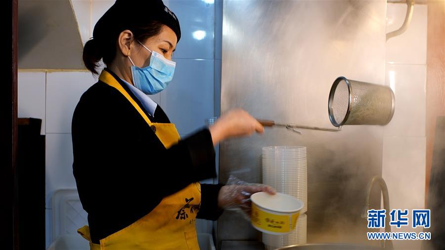 （新華全媒頭條&middot;習近平致敬的戰(zhàn)&ldquo;疫&rdquo;英雄&middot;武漢人民篇&middot;圖文互動）（15）壯哉，大武漢&mdash;&mdash;獻給英雄的武漢人民