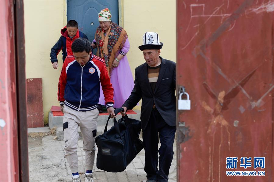 (圖文互動(dòng))(8)兩代帕米爾高原牧民的上學(xué)路