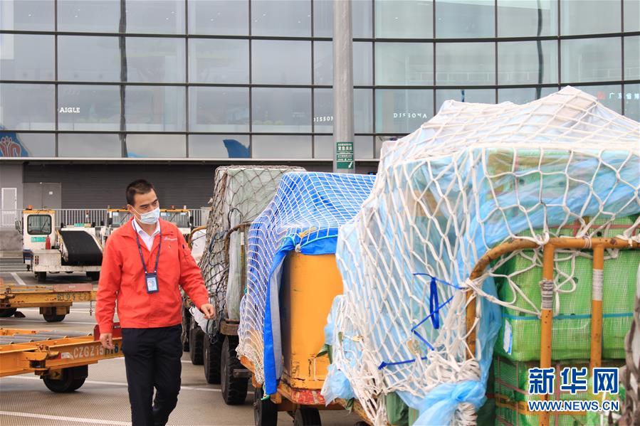 （一線抗疫群英譜&middot;圖文互動(dòng)）機(jī)坪上，他為抗疫物資保駕護(hù)航