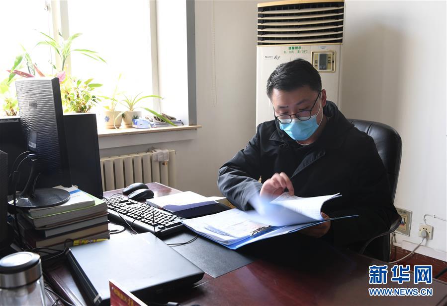 （一線抗疫群英譜&middot;圖文互動）（2）&ldquo;再年輕，也要學(xué)做頂梁柱&rdquo;&mdash;&mdash;記&ldquo;95后&rdquo;干警李文超