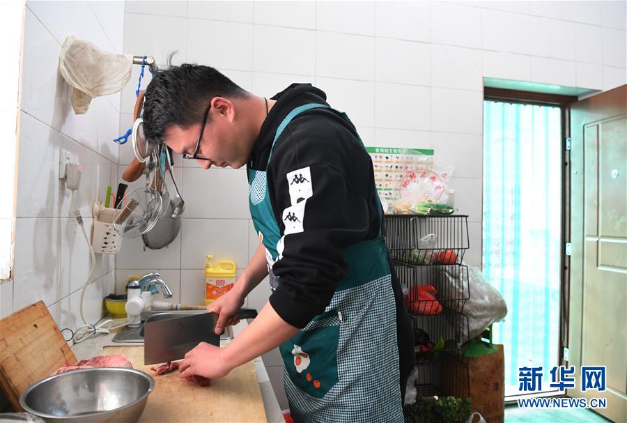 （一線抗疫群英譜&middot;圖文互動）（4）&ldquo;再年輕，也要學(xué)做頂梁柱&rdquo;&mdash;&mdash;記&ldquo;95后&rdquo;干警李文超