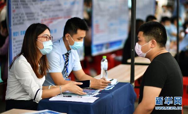 （聚焦復工復產(chǎn)）（3）?？谂e辦&ldquo;戰(zhàn)疫情&middot;促就業(yè)&rdquo;招聘會