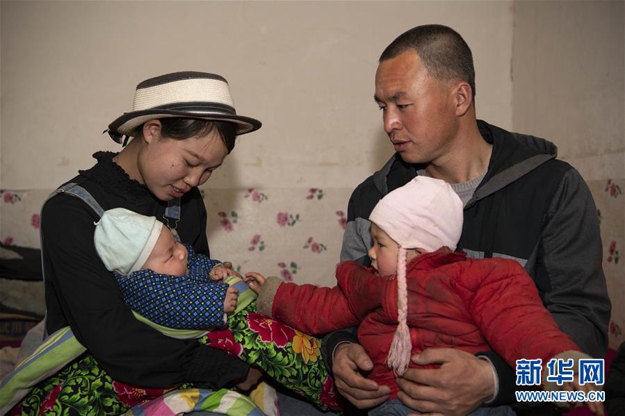 （新華全媒頭條&middot;圖文互動）（2）春天里的5個&ldquo;戰(zhàn)貧&rdquo;瞬間&mdash;&mdash;習(xí)近平總書記關(guān)于脫貧攻堅決策部署指引攻克最后的深貧堡壘