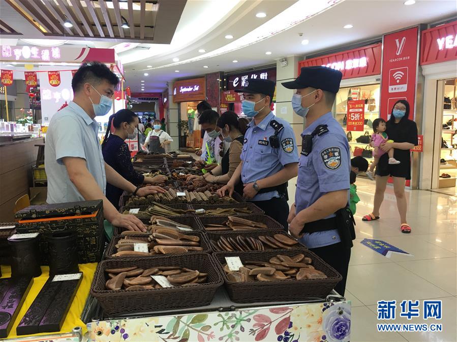 (新華全媒頭條·圖文互動(dòng))(2)戰(zhàn)斗在防疫最前沿——來(lái)自“五一”國(guó)際勞動(dòng)節(jié)的致敬