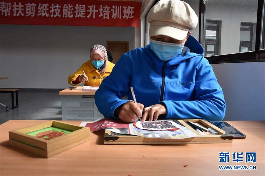 (決戰(zhàn)決勝脫貧攻堅(jiān)·圖文互動(dòng))從“灶臺(tái)”到“非遺”舞臺(tái)——寧夏海原縣農(nóng)村婦女雙手拓開致富路