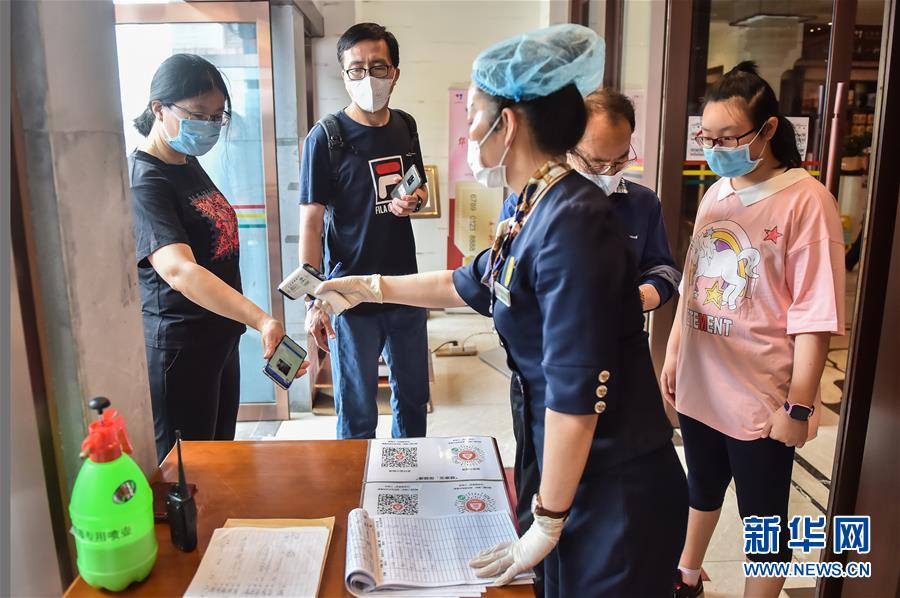 （圖文互動(dòng)）（1）北京節(jié)日市場(chǎng)復(fù)工忙、人氣旺