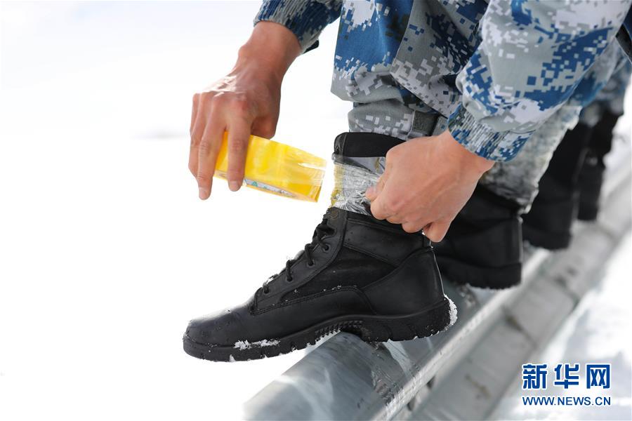 （圖文互動(dòng)）（2）特寫：山再高，也要把給養(yǎng)送上去！