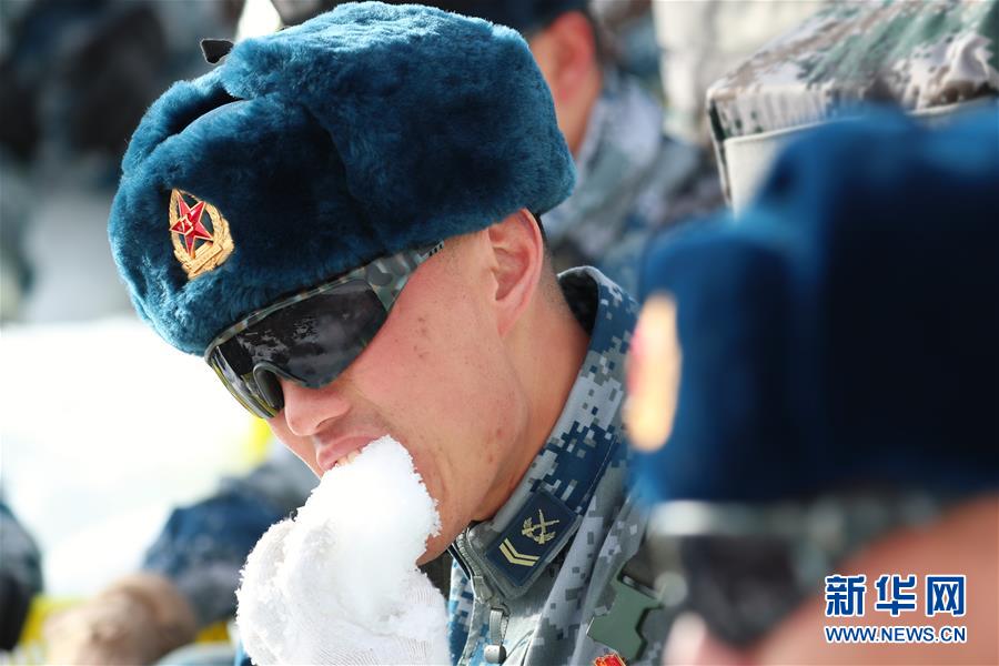 （圖文互動(dòng)）（3）特寫：山再高，也要把給養(yǎng)送上去！