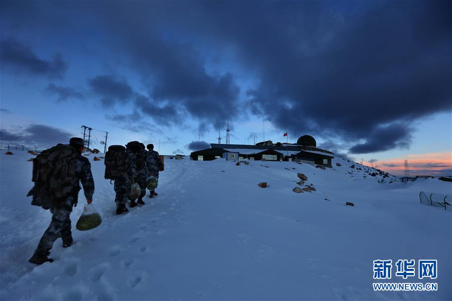 （圖文互動(dòng)）（5）特寫：山再高，也要把給養(yǎng)送上去！