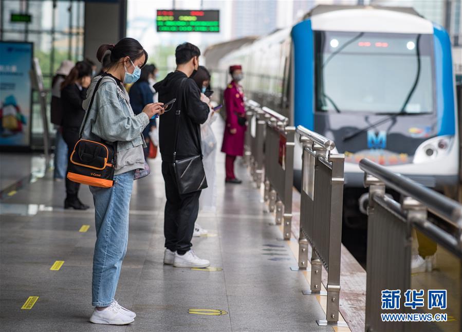 (在習(xí)近平新時(shí)代中國特色社會(huì)主義思想指引下——新時(shí)代新作為新篇章·習(xí)近平總書記關(guān)切事·圖文互動(dòng))(4)疫情防控不減壓 復(fù)工復(fù)產(chǎn)正加速——武漢“解封”滿月觀察