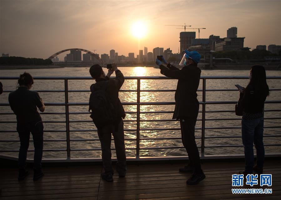 (在習(xí)近平新時(shí)代中國特色社會(huì)主義思想指引下——新時(shí)代新作為新篇章·習(xí)近平總書記關(guān)切事·圖文互動(dòng))(9)疫情防控不減壓 復(fù)工復(fù)產(chǎn)正加速——武漢“解封”滿月觀察