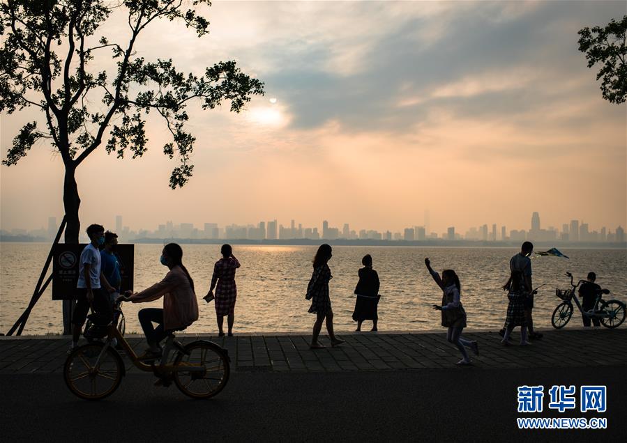 (在習(xí)近平新時(shí)代中國特色社會(huì)主義思想指引下——新時(shí)代新作為新篇章·習(xí)近平總書記關(guān)切事·圖文互動(dòng))(10)疫情防控不減壓 復(fù)工復(fù)產(chǎn)正加速——武漢“解封”滿月觀察